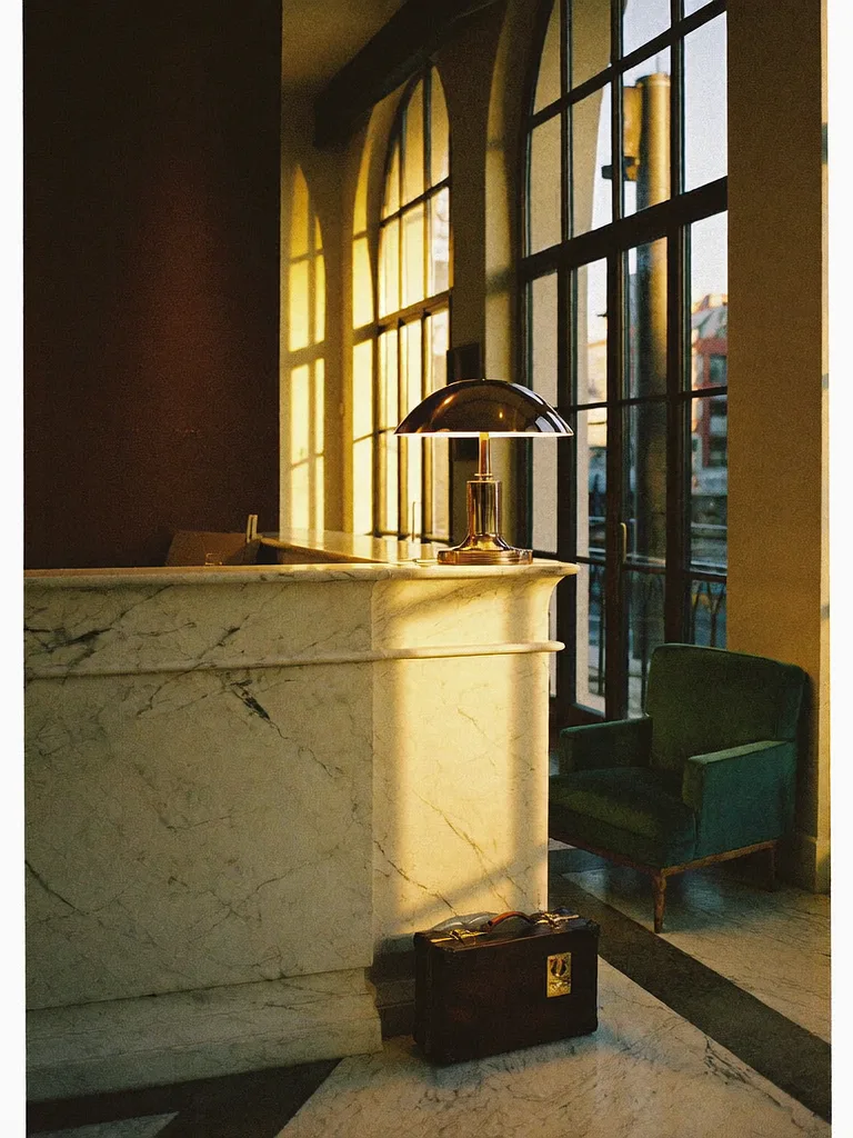 Berliner Boutique-Hotel-Lobby bei Golden Hour